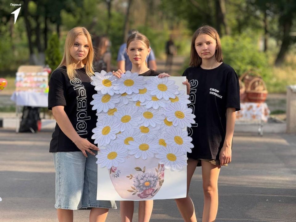 Активисты Движения Первых из Перевальска провели акцию ко Дню семьи, любви и верности Активисты Движения Первых из Перевальска провели акцию ко Дню семьи, любви и верности