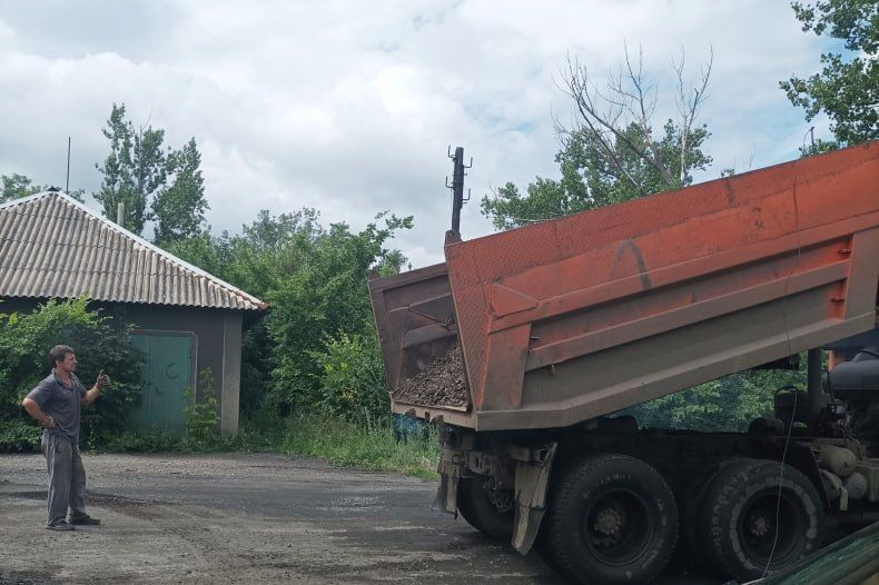 В пгт Комсомольский начата работа по отсыпке и планировке дорог В пгт Комсомольский начата работа по отсыпке и планировке дорог