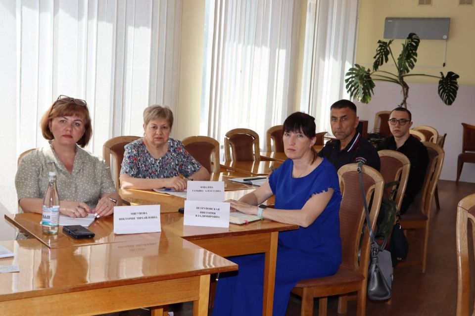 В Администрации Стаханова рассмотрели дела о правонарушениях, допущенных несовершеннолетними и их родителями В Администрации Стаханова рассмотрели дела о правонарушениях, допущенных несовершеннолетними и их родителями