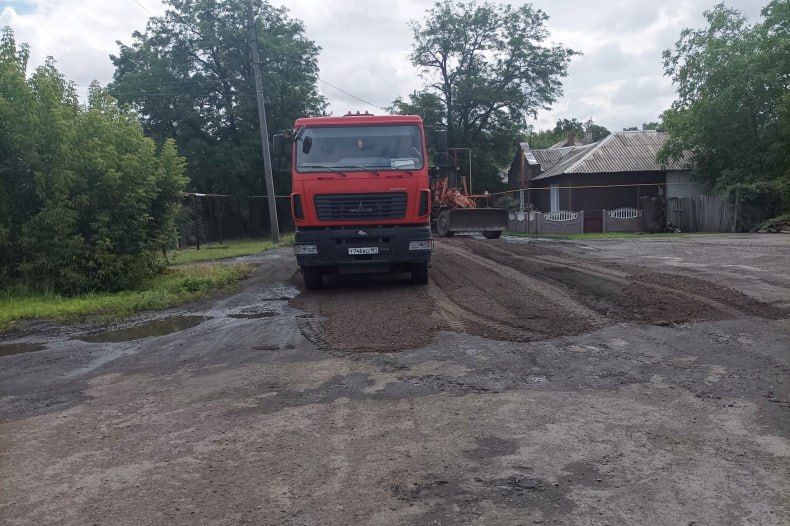 В пгт Комсомольский начата работа по отсыпке и планировке дорог В пгт Комсомольский начата работа по отсыпке и планировке дорог