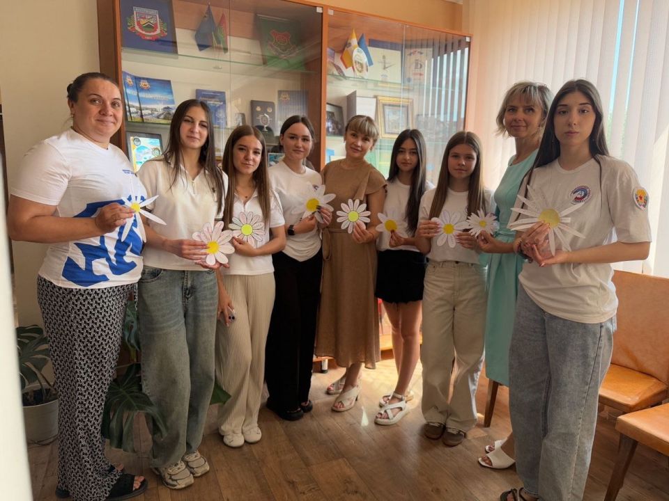 В рамках празднования Дня семьи, любви и верности молодежный совет при Администрации Антрацитовского округа принял активное участие в мастер-классе «Белая ромашка» В рамках празднования Дня семьи, любви и верности молодежный совет при Администрации Антрацитовского округа принял активное участие в мастер-классе «Белая ромашка»