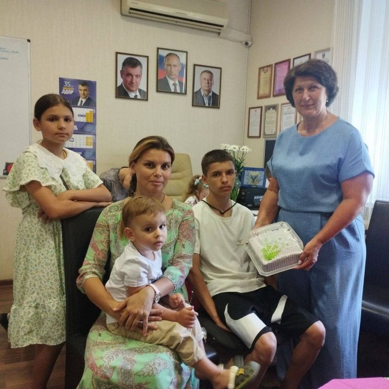 В Стахановском отделении ЛДПР отметили День семьи, любви и верности В Стахановском отделении ЛДПР отметили День семьи, любви и верности