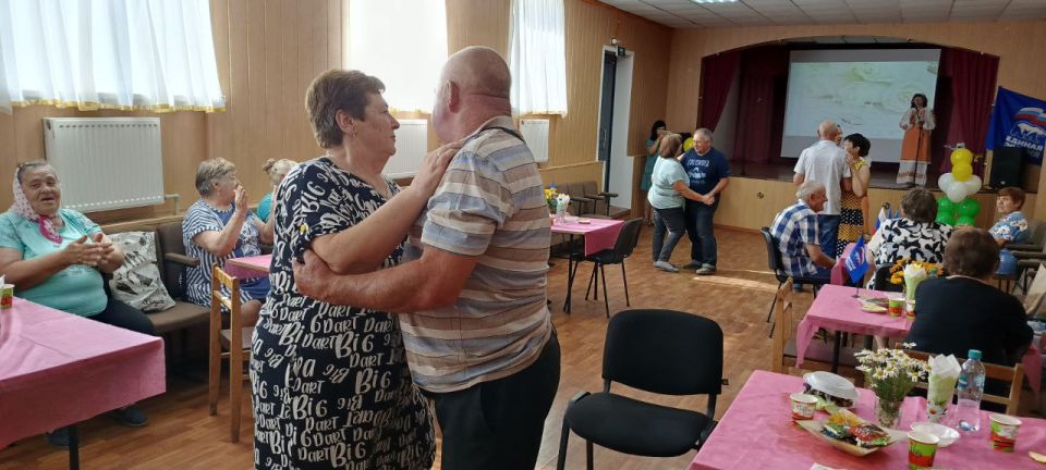 С теплыми поздравлениями к участникам вечера отдыха «Семейные традиции» в селе Желтое обратилась от имени депутатского корпуса Председатель Совета муниципалитета Антонина Гречишкина С теплыми поздравлениями к участникам вечера отдыха «Семейные традиции» в селе Желтое обратилась от имени депутатского корпуса Председатель Совета муниципалитета Антонина Гречишкина