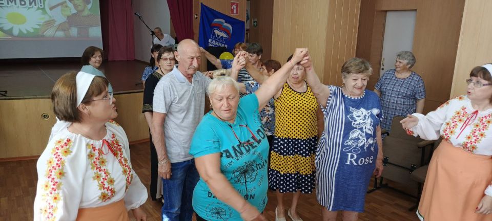 С теплыми поздравлениями к участникам вечера отдыха «Семейные традиции» в селе Желтое обратилась от имени депутатского корпуса Председатель Совета муниципалитета Антонина Гречишкина С теплыми поздравлениями к участникам вечера отдыха «Семейные традиции» в селе Желтое обратилась от имени депутатского корпуса Председатель Совета муниципалитета Антонина Гречишкина