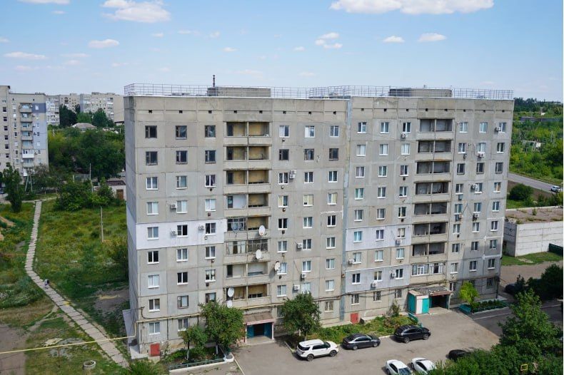 Красноярский край продолжает ремонт кровель многоквартирных домов в Свердловском округе ЛНР Красноярский край продолжает ремонт кровель многоквартирных домов в Свердловском округе ЛНР