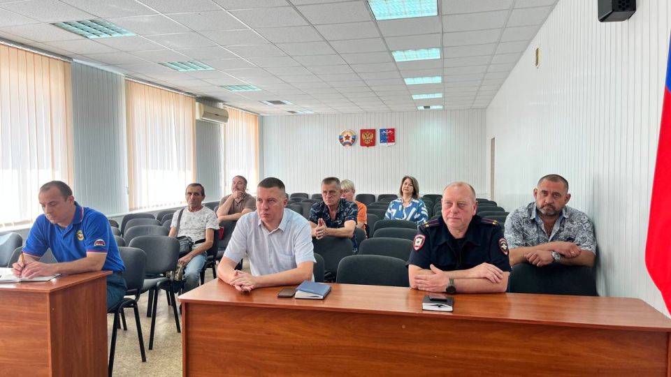 Альберт Зинченко: Сегодня провел заседание комиссии по предупреждению и ликвидации чрезвычайных ситуаций и обеспечению пожарной безопасности Станично-Луганского МО ЛНР Альберт Зинченко: Сегодня провел заседание комиссии по предупреждению и ликвидации чрезвычайных ситуаций и обеспечению пожарной безопасности Станично-Луганского МО ЛНР