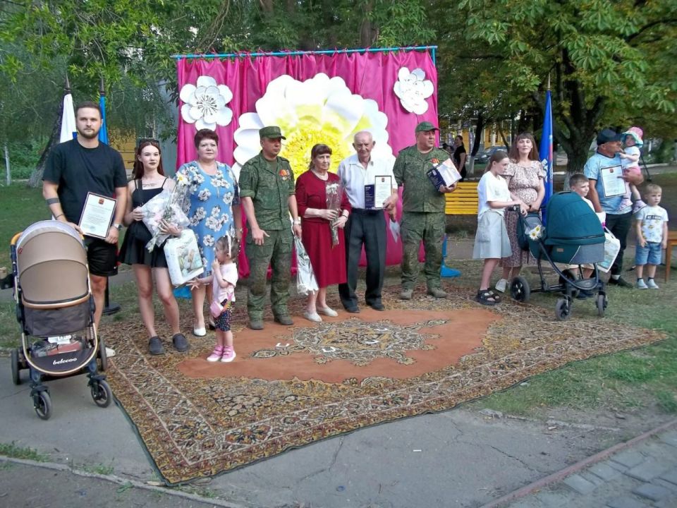 В Молодогвардейске прошел концерт ко Дню семьи, любви и верности с чествованием образцовых семей В Молодогвардейске прошел концерт ко Дню семьи, любви и верности с чествованием образцовых семей