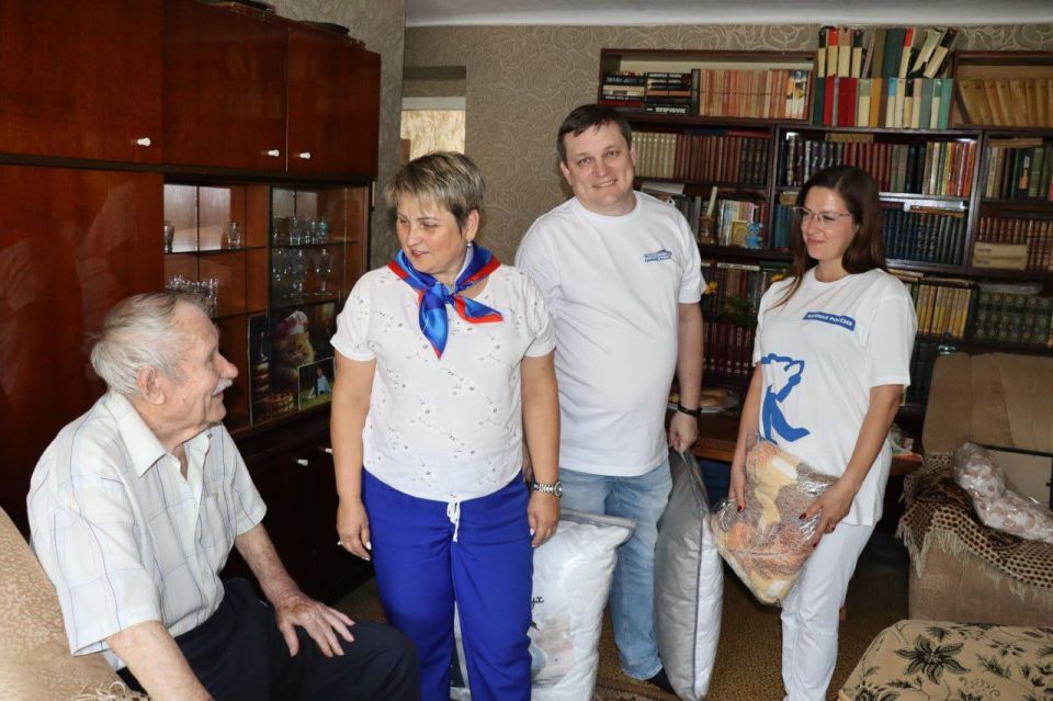 В День семьи, любви и верности активисты и сторонники партии "ЕДИНАЯ РОССИЯ" поздравили семью Суриковых с 65-летием совместной жизни В День семьи, любви и верности активисты и сторонники партии "ЕДИНАЯ РОССИЯ" поздравили семью Суриковых с 65-летием совместной жизни