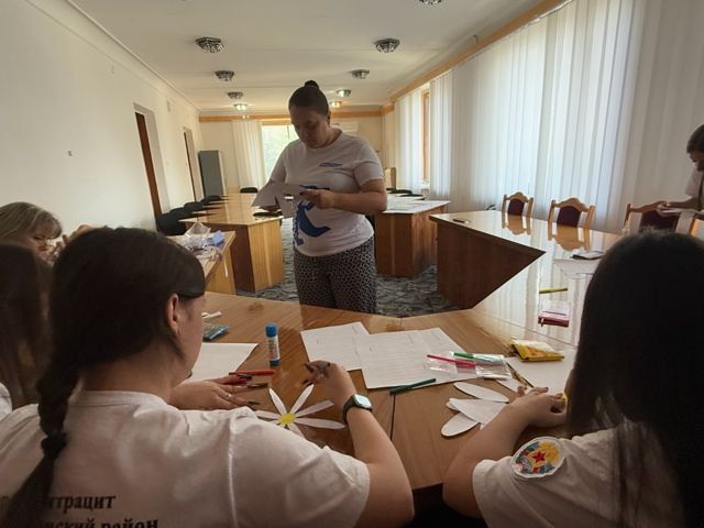 В рамках празднования Дня семьи, любви и верности молодежный совет при Администрации Антрацитовского округа принял активное участие в мастер-классе «Белая ромашка» В рамках празднования Дня семьи, любви и верности молодежный совет при Администрации Антрацитовского округа принял активное участие в мастер-классе «Белая ромашка»