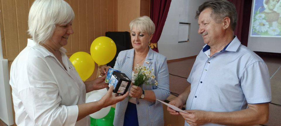 В День семьи, любви и верности единороссы Славяносербщины чествовали семьи-долгожители и семьи участников спецоперации В День семьи, любви и верности единороссы Славяносербщины чествовали семьи-долгожители и семьи участников спецоперации