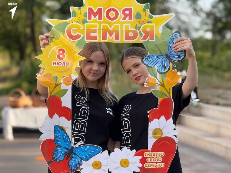 Активисты Движения Первых из Перевальска провели акцию ко Дню семьи, любви и верности Активисты Движения Первых из Перевальска провели акцию ко Дню семьи, любви и верности