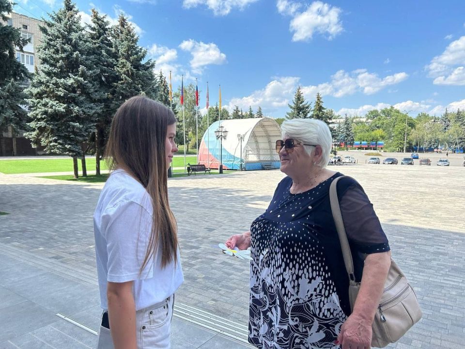 В рамках празднования Дня семьи, любви и верности молодежный совет при Администрации Антрацитовского округа принял активное участие в мастер-классе «Белая ромашка» В рамках празднования Дня семьи, любви и верности молодежный совет при Администрации Антрацитовского округа принял активное участие в мастер-классе «Белая ромашка»