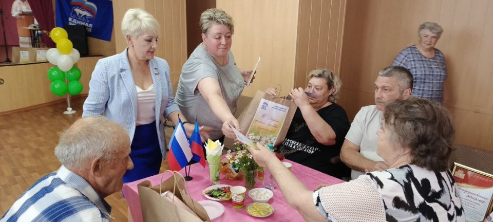 С теплыми поздравлениями к участникам вечера отдыха «Семейные традиции» в селе Желтое обратилась от имени депутатского корпуса Председатель Совета муниципалитета Антонина Гречишкина С теплыми поздравлениями к участникам вечера отдыха «Семейные традиции» в селе Желтое обратилась от имени депутатского корпуса Председатель Совета муниципалитета Антонина Гречишкина