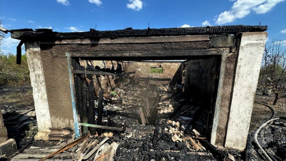 В Краснодонском районе из-за короткого замыкания высоковольтных проводов сгорело частное подворье В Краснодонском районе из-за короткого замыкания высоковольтных проводов сгорело частное подворье
