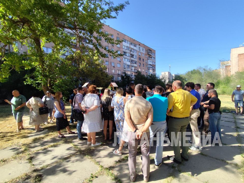 В Луганске состоялась очередная встреча с населением в рамках проекта «Муниципальный диалог – решаем вместе» В Луганске состоялась очередная встреча с населением в рамках проекта «Муниципальный диалог – решаем вместе»