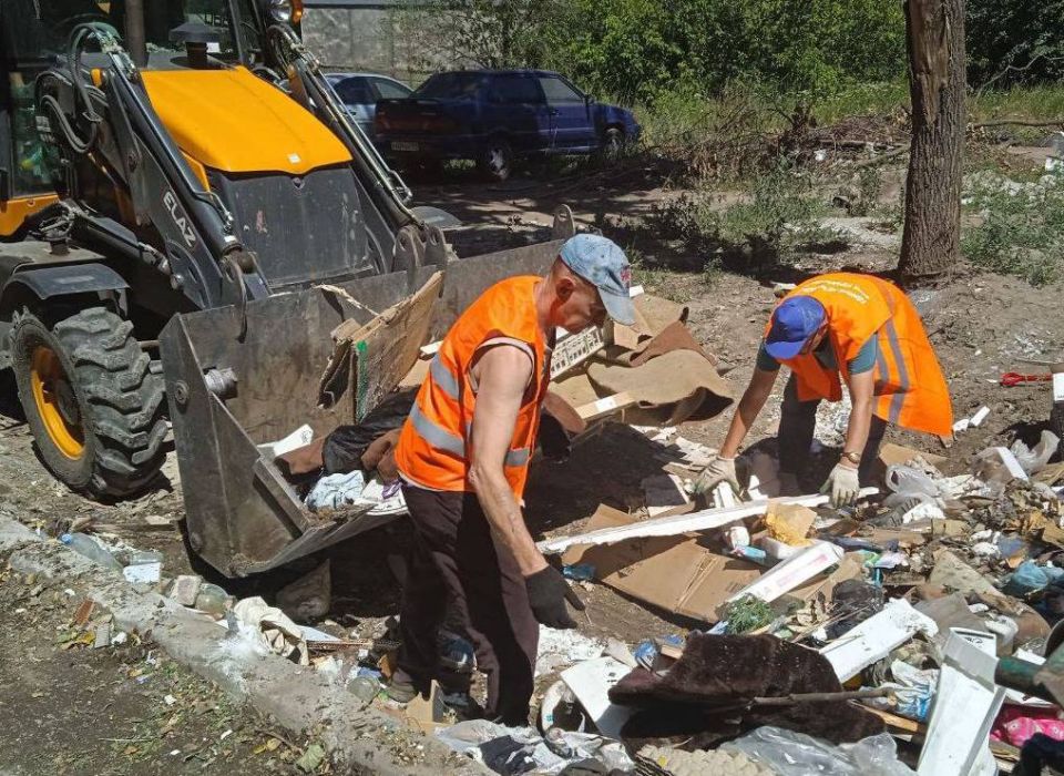 Коммунальные службы проводят работы на территории города Коммунальные службы проводят работы на территории города