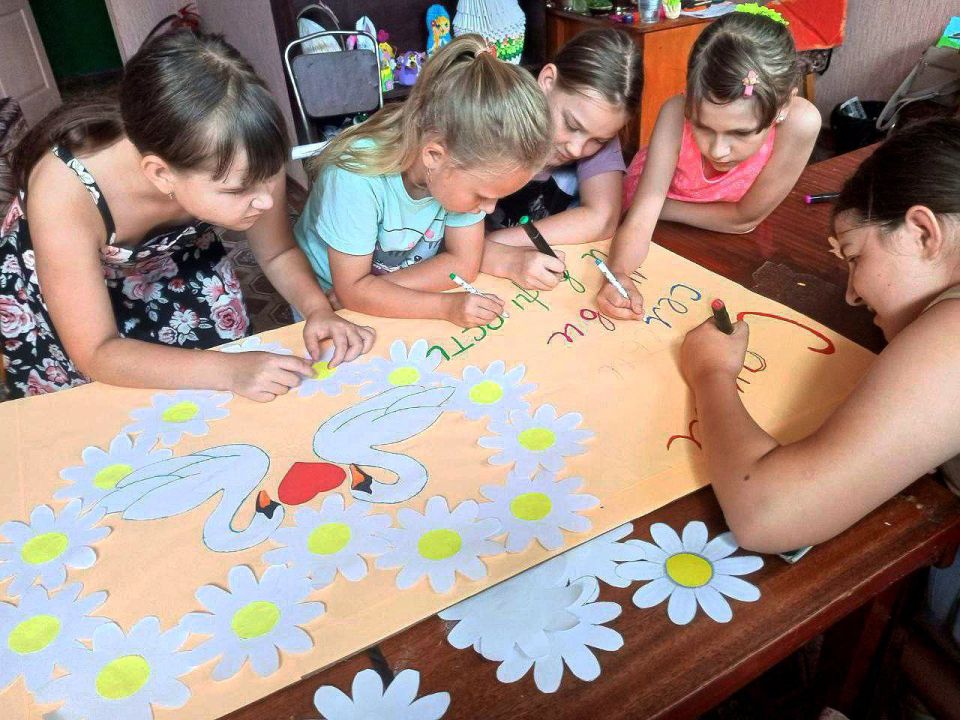 8 июля - в День семьи, любви и верности в доме культуры села Дьяково участники любительского объединения "Умелые ручки" создали красочный плакат, приуроченный к этому доброму и светлому празднику 8 июля - в День семьи, любви и верности в доме культуры села Дьяково участники любительского объединения "Умелые ручки" создали красочный плакат, приуроченный к этому доброму и светлому празднику