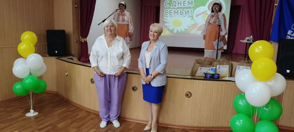 В День семьи, любви и верности единороссы Славяносербщины чествовали семьи-долгожители и семьи участников спецоперации В День семьи, любви и верности единороссы Славяносербщины чествовали семьи-долгожители и семьи участников спецоперации