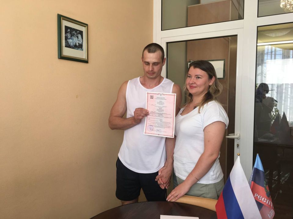 Два "ДА" за раз.. В Ленинском отделе ЗАГС г. Луганска сразу две пары стали супругами 8 июля в День памяти покровителей семьи и супружеского счастья – святых Петра и Февронии Муромских Два "ДА" за раз.. В Ленинском отделе ЗАГС г. Луганска сразу две пары стали супругами 8 июля в День памяти покровителей семьи и супружеского счастья – святых Петра и Февронии Муромских