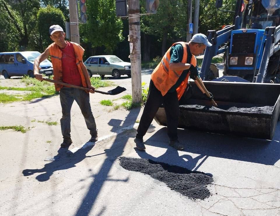 Коммунальные службы проводят работы на территории города Коммунальные службы проводят работы на территории города