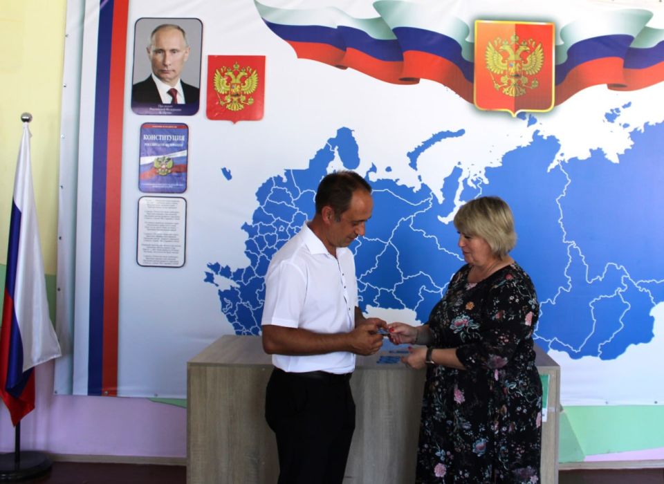 Вручение партийных билетов членам партии «Единая Россия» Вручение партийных билетов членам партии «Единая Россия»