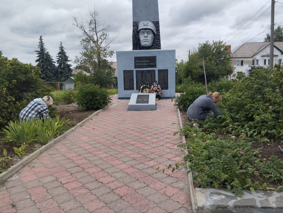 Работники ДК им. Шевченко мкр. Алмазный регулярно проводят работы по благоустройству прилегающей территории возле Дома культуры и Братской могилы советских воинов Работники ДК им. Шевченко мкр. Алмазный регулярно проводят работы по благоустройству прилегающей территории возле Дома культуры и Братской могилы советских воинов