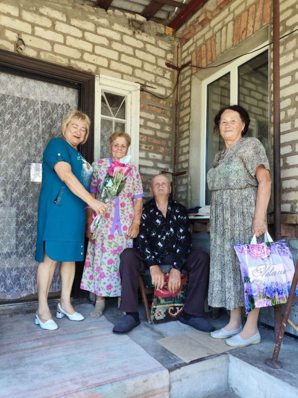 В рамках партпроекта «Здоровое будущее» в Станично-Луганском МО состоялось трогательное поздравление с Днём семьи, любви и верности В рамках партпроекта «Здоровое будущее» в Станично-Луганском МО состоялось трогательное поздравление с Днём семьи, любви и верности