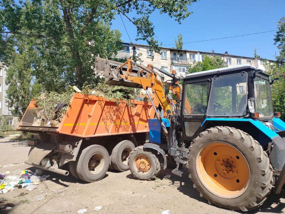 Коммунальщики не прекращают работу ни на день Коммунальщики не прекращают работу ни на день