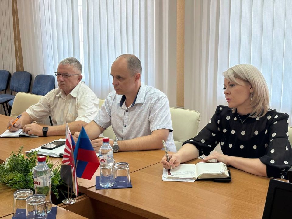 Сергей Соловьев: Наш округ с рабочим визитом посетила врио директора Республиканского центра занятости населения Луганской Народной Республики" Наталья Канюка Сергей Соловьев: Наш округ с рабочим визитом посетила врио директора Республиканского центра занятости населения Луганской Народной Республики" Наталья Канюка