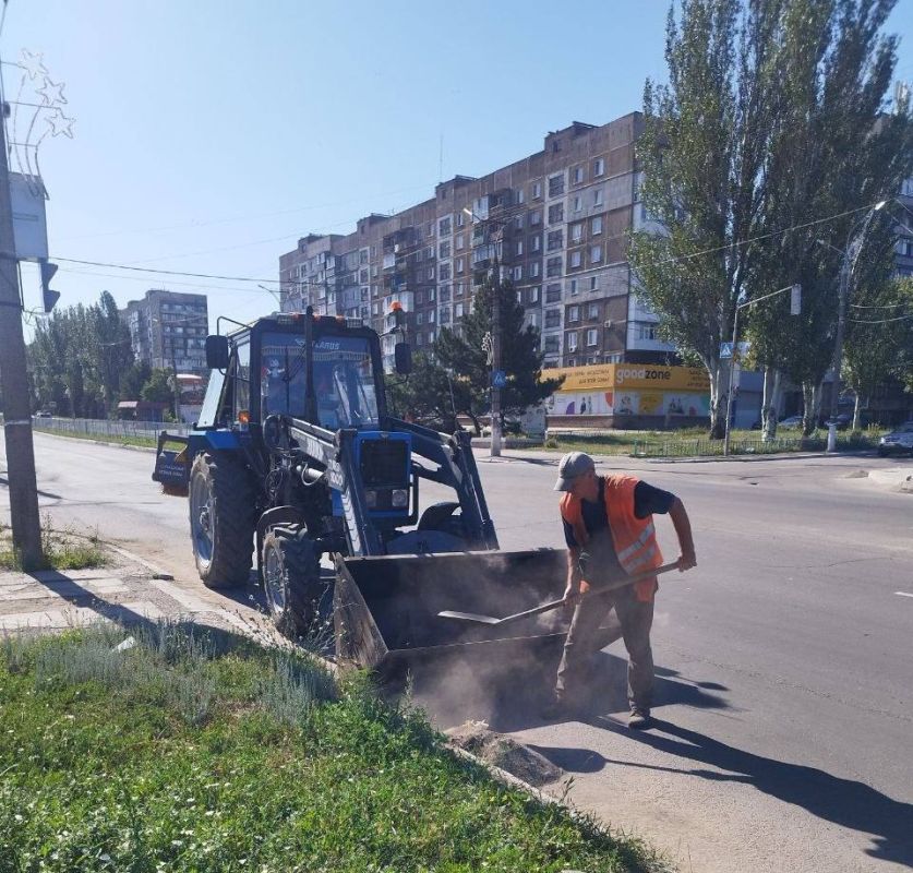 Коммунальные службы проводят работы на территории города Коммунальные службы проводят работы на территории города