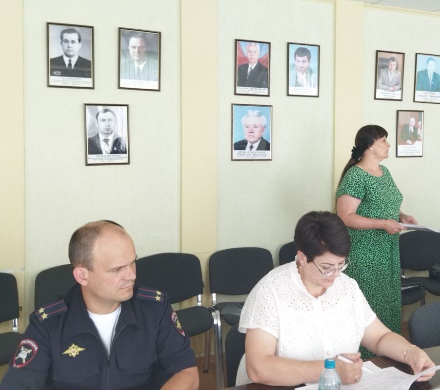 Сегодня в Администрации городского округа город Ровеньки состоялось заседание городской комиссии по делам несовершеннолетних и защите их прав Сегодня в Администрации городского округа город Ровеньки состоялось заседание городской комиссии по делам несовершеннолетних и защите их прав