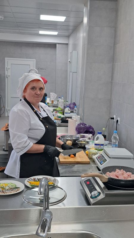 Повар из Ровеньковской школы №5 им. "Молодой гвардии" приняла участие во Всероссийском конкурсе «Лучший по профессии» Повар из Ровеньковской школы №5 им. "Молодой гвардии" приняла участие во Всероссийском конкурсе «Лучший по профессии»