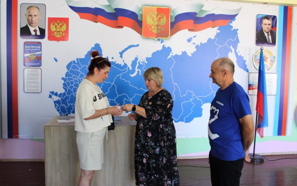 Вручение партийных билетов членам партии «Единая Россия» Вручение партийных билетов членам партии «Единая Россия»