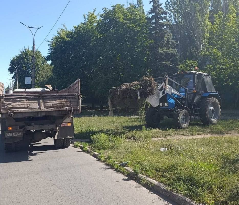 Коммунальные службы проводят работы на территории города Коммунальные службы проводят работы на территории города