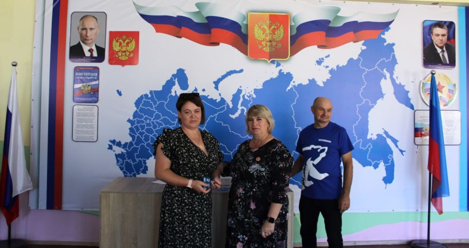 Вручение партийных билетов членам партии «Единая Россия» Вручение партийных билетов членам партии «Единая Россия»
