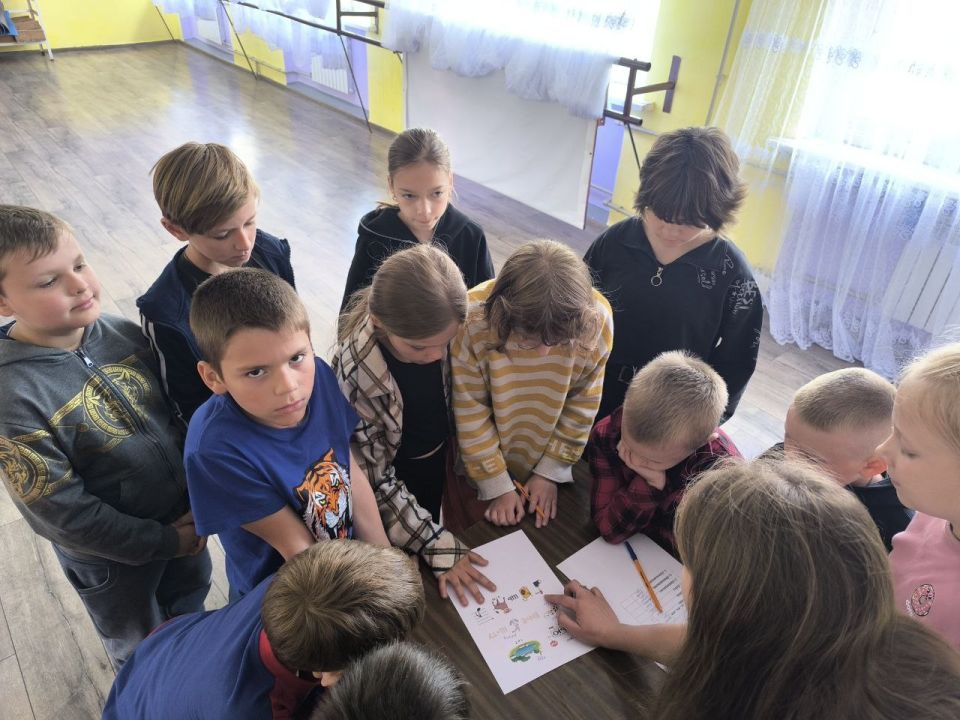 Сотрудники Дома культуры им. Ленина пгт Новодарьевка провели квест игру «Путешествие в страну прав и обязанностей» Сотрудники Дома культуры им. Ленина пгт Новодарьевка провели квест игру «Путешествие в страну прав и обязанностей»