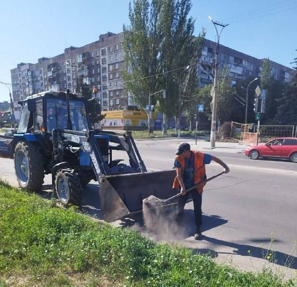 Коммунальные службы проводят работы на территории города Коммунальные службы проводят работы на территории города