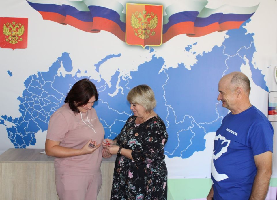 Вручение партийных билетов членам партии «Единая Россия» Вручение партийных билетов членам партии «Единая Россия»