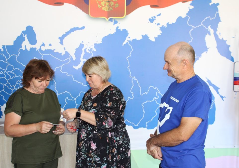 Вручение партийных билетов членам партии «Единая Россия» Вручение партийных билетов членам партии «Единая Россия»