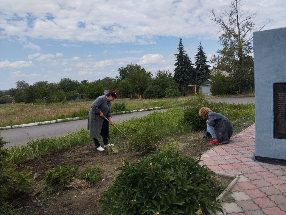 Работники ДК им. Шевченко мкр. Алмазный регулярно проводят работы по благоустройству прилегающей территории возле Дома культуры и Братской могилы советских воинов Работники ДК им. Шевченко мкр. Алмазный регулярно проводят работы по благоустройству прилегающей территории возле Дома культуры и Братской могилы советских воинов
