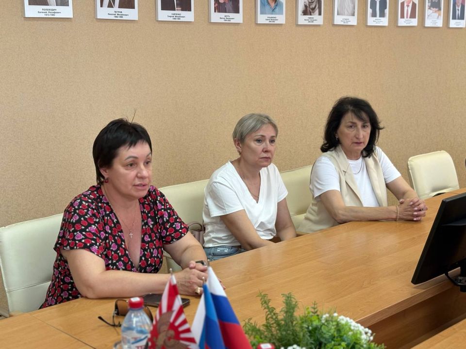В рамках партийного проекта "Моя карьера с Единой Россией" прошла рабочая встреча партийного актива Краснолучского местного отделения с представителями Республиканского центра занятости населения ЛНР В рамках партийного проекта "Моя карьера с Единой Россией" прошла рабочая встреча партийного актива Краснолучского местного отделения с представителями Республиканского центра занятости населения ЛНР