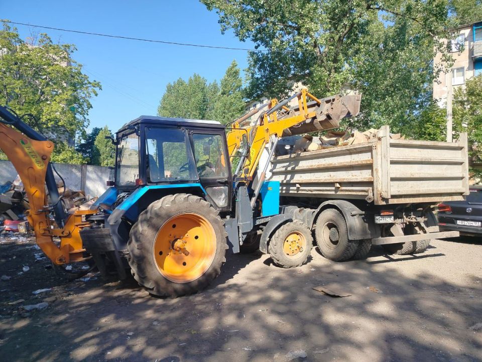 Коммунальщики не прекращают работу ни на день Коммунальщики не прекращают работу ни на день