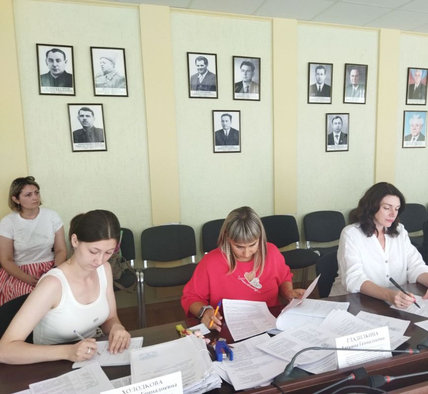 Сегодня в Администрации городского округа город Ровеньки состоялось заседание городской комиссии по делам несовершеннолетних и защите их прав Сегодня в Администрации городского округа город Ровеньки состоялось заседание городской комиссии по делам несовершеннолетних и защите их прав