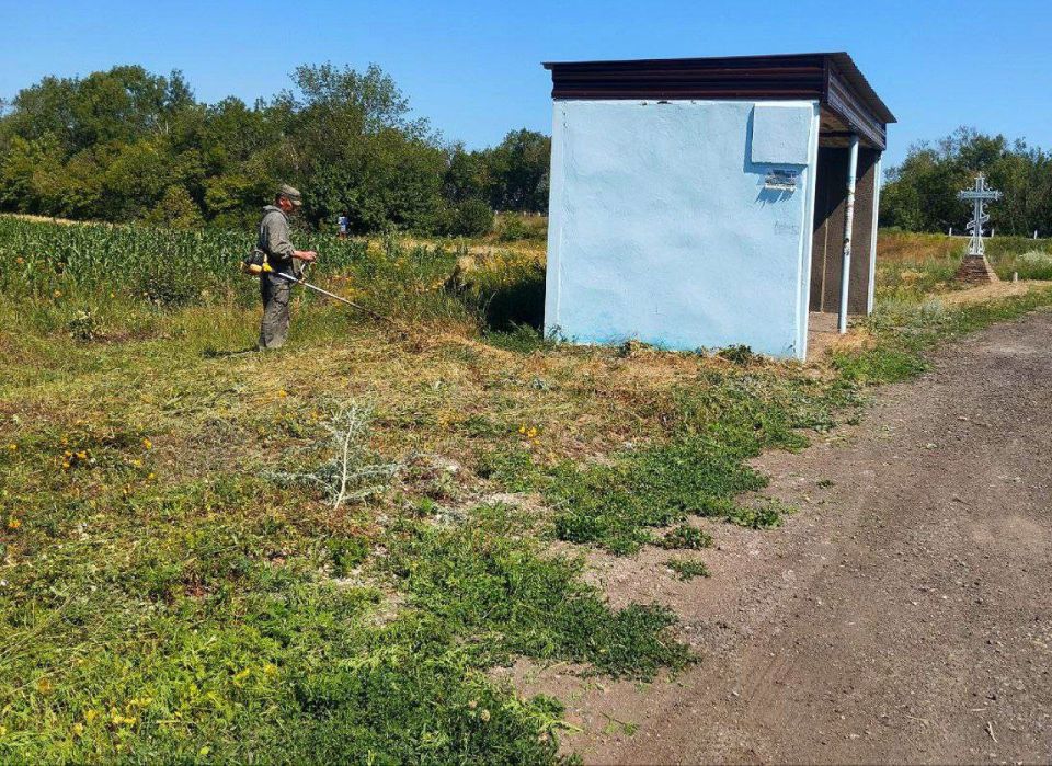 На территориях населенных пунктов Антрацитовского муниципального округа продолжается выполнение комплекса мероприятий по благоустройству и уборке общественных пространств и зон отдыха На территориях населенных пунктов Антрацитовского муниципального округа продолжается выполнение комплекса мероприятий по благоустройству и уборке общественных пространств и зон отдыха
