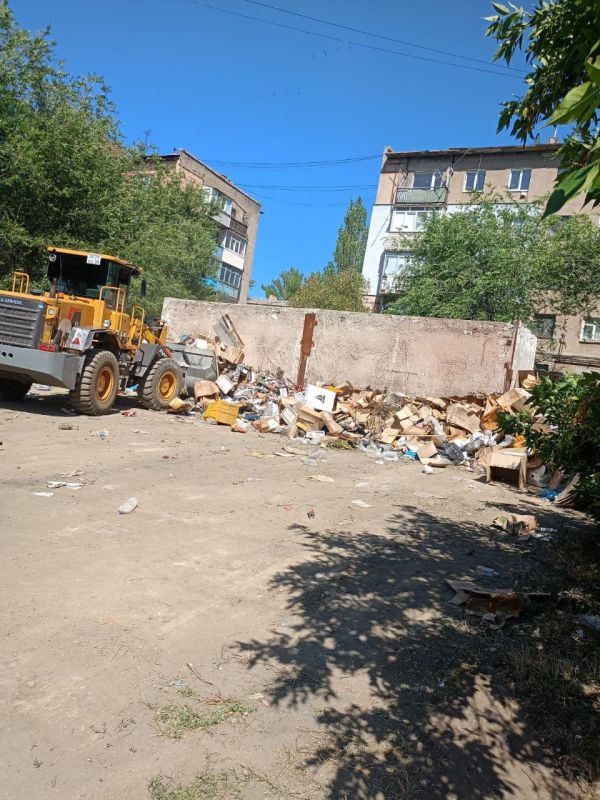Коммунальщики не прекращают работу ни на день Коммунальщики не прекращают работу ни на день