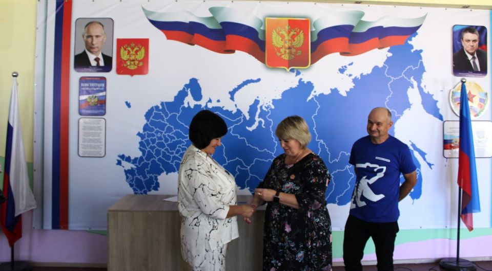 Вручение партийных билетов членам партии «Единая Россия» Вручение партийных билетов членам партии «Единая Россия»