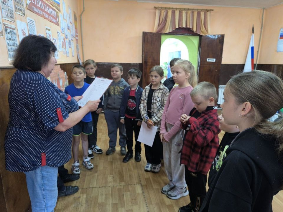 Сотрудники Дома культуры им. Ленина пгт Новодарьевка провели квест игру «Путешествие в страну прав и обязанностей» Сотрудники Дома культуры им. Ленина пгт Новодарьевка провели квест игру «Путешествие в страну прав и обязанностей»