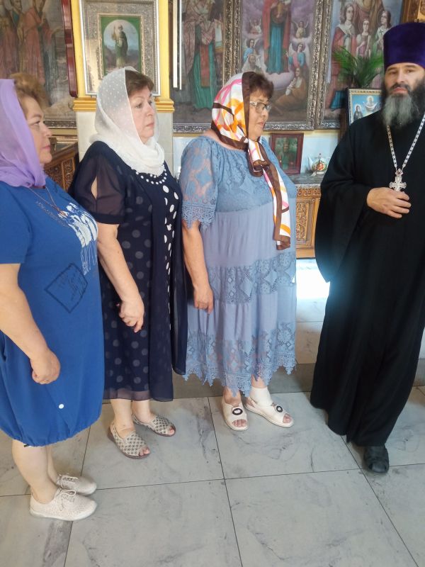 В преддверии христианского праздника в честь святых апостолов Петра и Павла, участницы любительского клуба «Огонёк» посетили Свято-Никольский храм, где имели возможность встретиться с представителем духовенства – отцом... В преддверии христианского праздника в честь святых апостолов Петра и Павла, участницы любительского клуба «Огонёк» посетили Свято-Никольский храм, где имели возможность встретиться с представителем духовенства – отцом...
