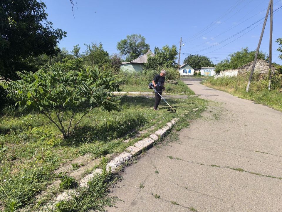 На территориях населенных пунктов Антрацитовского муниципального округа продолжается выполнение комплекса мероприятий по благоустройству и уборке общественных пространств и зон отдыха На территориях населенных пунктов Антрацитовского муниципального округа продолжается выполнение комплекса мероприятий по благоустройству и уборке общественных пространств и зон отдыха