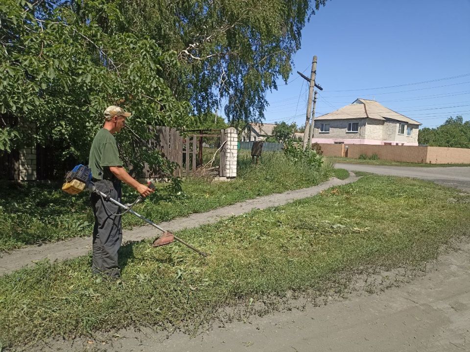 Работниками отдела жизнеобеспечения пгт Новодарьевка выполнены работы по покосу сорной травы по ул. Школьная, ул. Черняховского, ул. Свердлова Работниками отдела жизнеобеспечения пгт Новодарьевка выполнены работы по покосу сорной травы по ул. Школьная, ул. Черняховского, ул. Свердлова